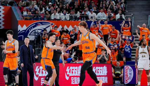 ESPN:马刺大概率留下福克斯